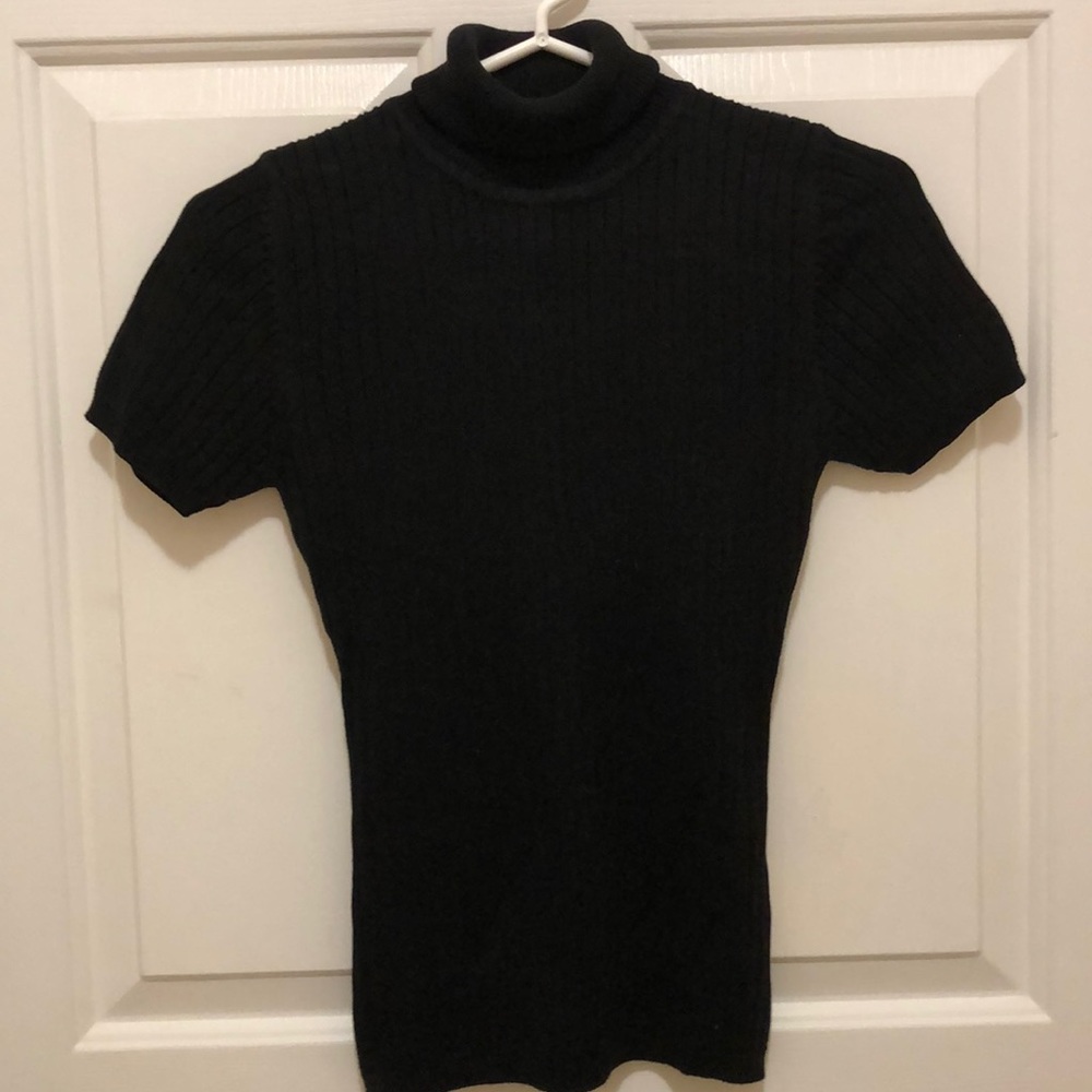 Women’s turtle neck shirt sleeve sweater